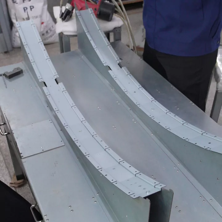 Processamento de chapa metálica com monitor LCD